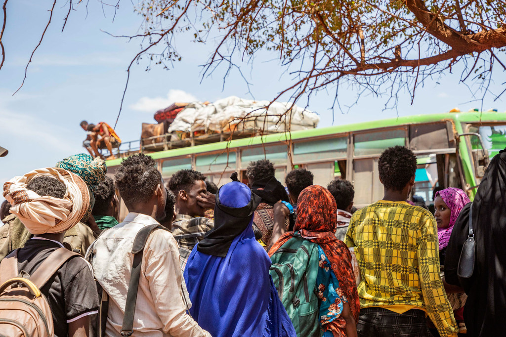 Des réfugiés somaliens à Goob, en Éthiopie, attendent de monter dans des bus en direction du camp de Mirqaan.